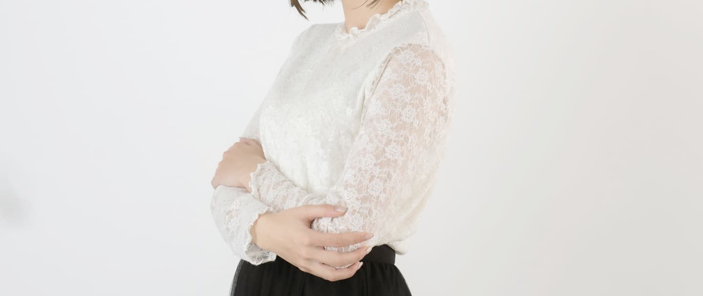 studio akegure室内で撮影した衣服モデルのスタイルカット（土佐堀）