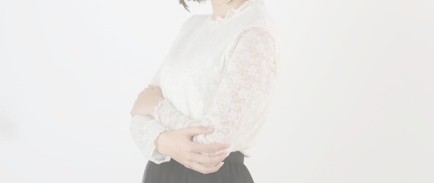 studio akegure室内で撮影した衣服モデルのスタイルカット（土佐堀）