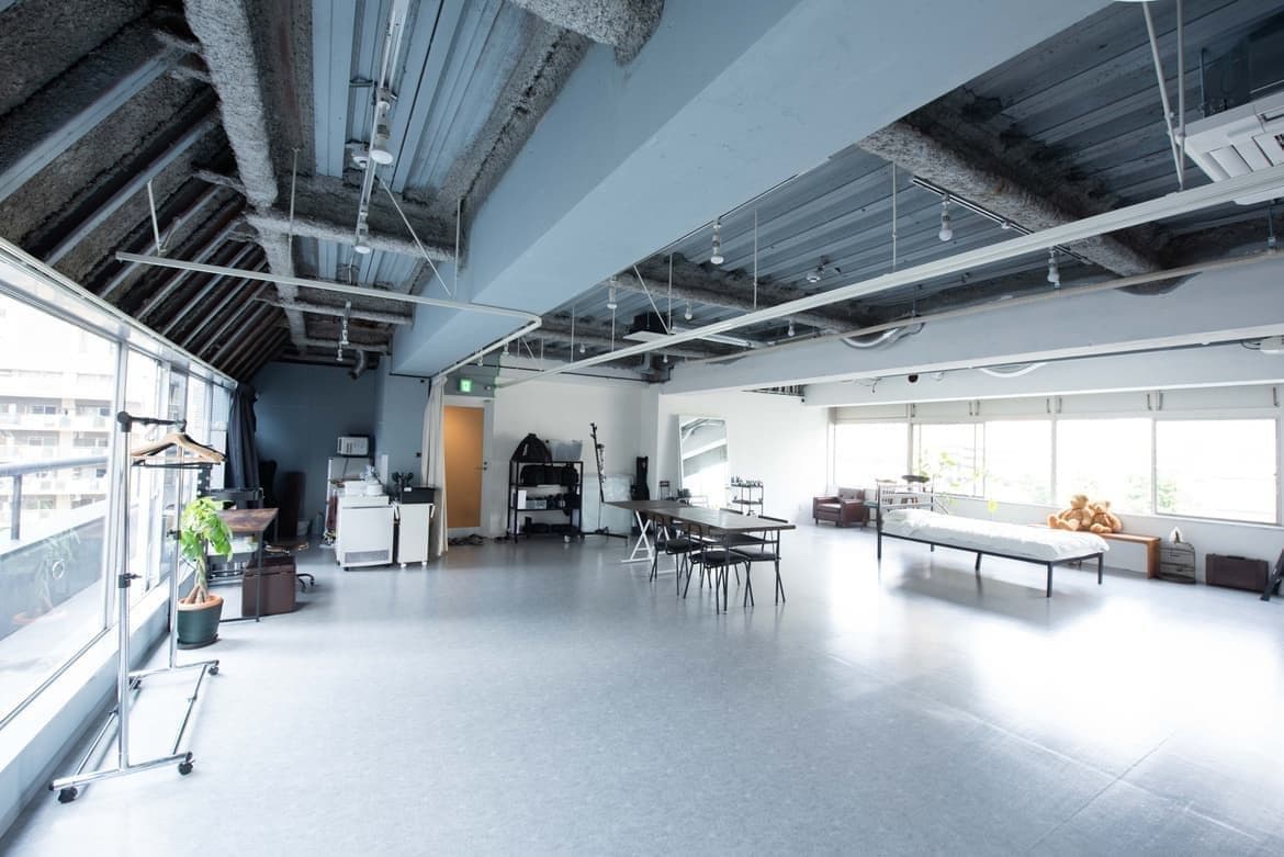 大阪市西区の自然光レンタル撮影スタジオ studio akegure|室内全景(120㎡)
