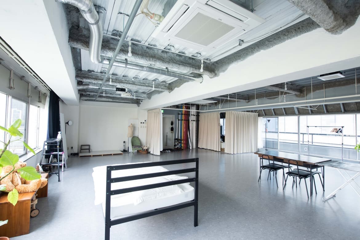 自然光が差し込む studio akegure(大阪市西区・中之島)の撮影スタジオ全景