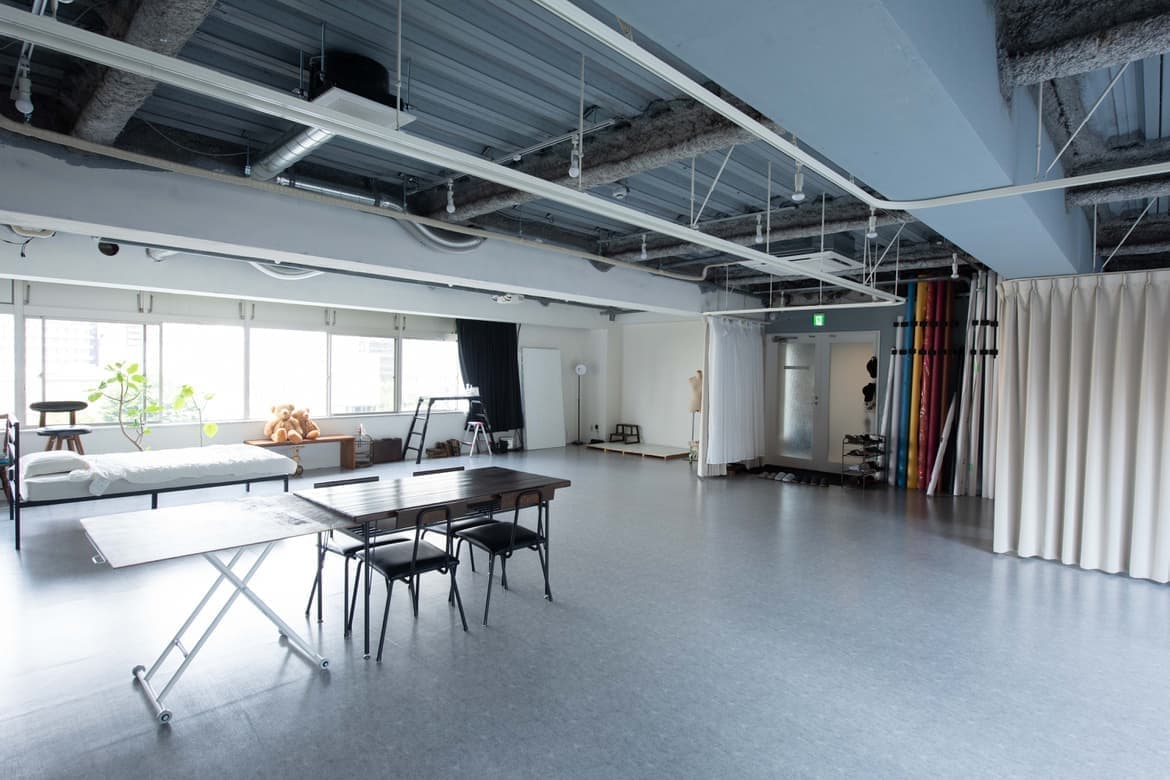 大阪市西区の自然光レンタル撮影スタジオ studio akegure|室内全景(120㎡)