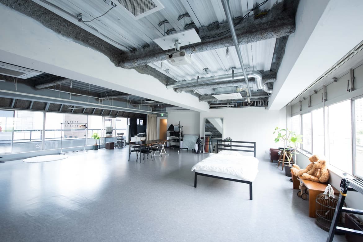 自然光が差し込む studio akegure(大阪市西区・中之島)の撮影スタジオ全景