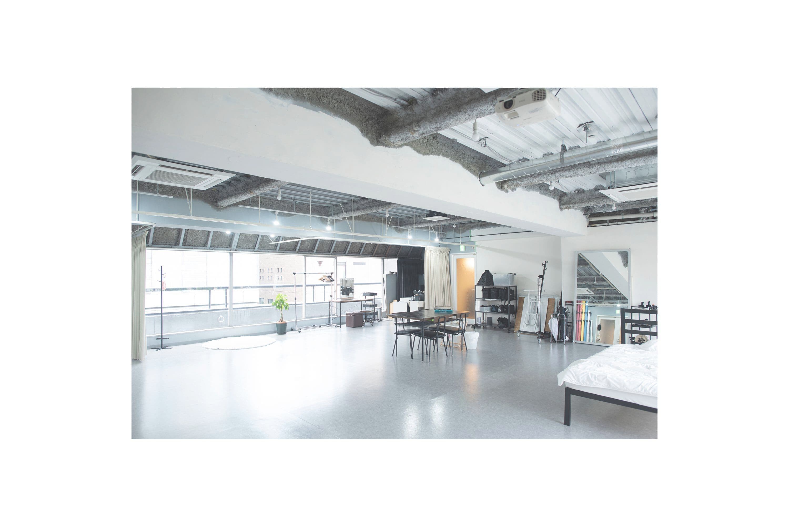 自然光が差し込む studio akegure(大阪市西区・中之島)の撮影スタジオ全景