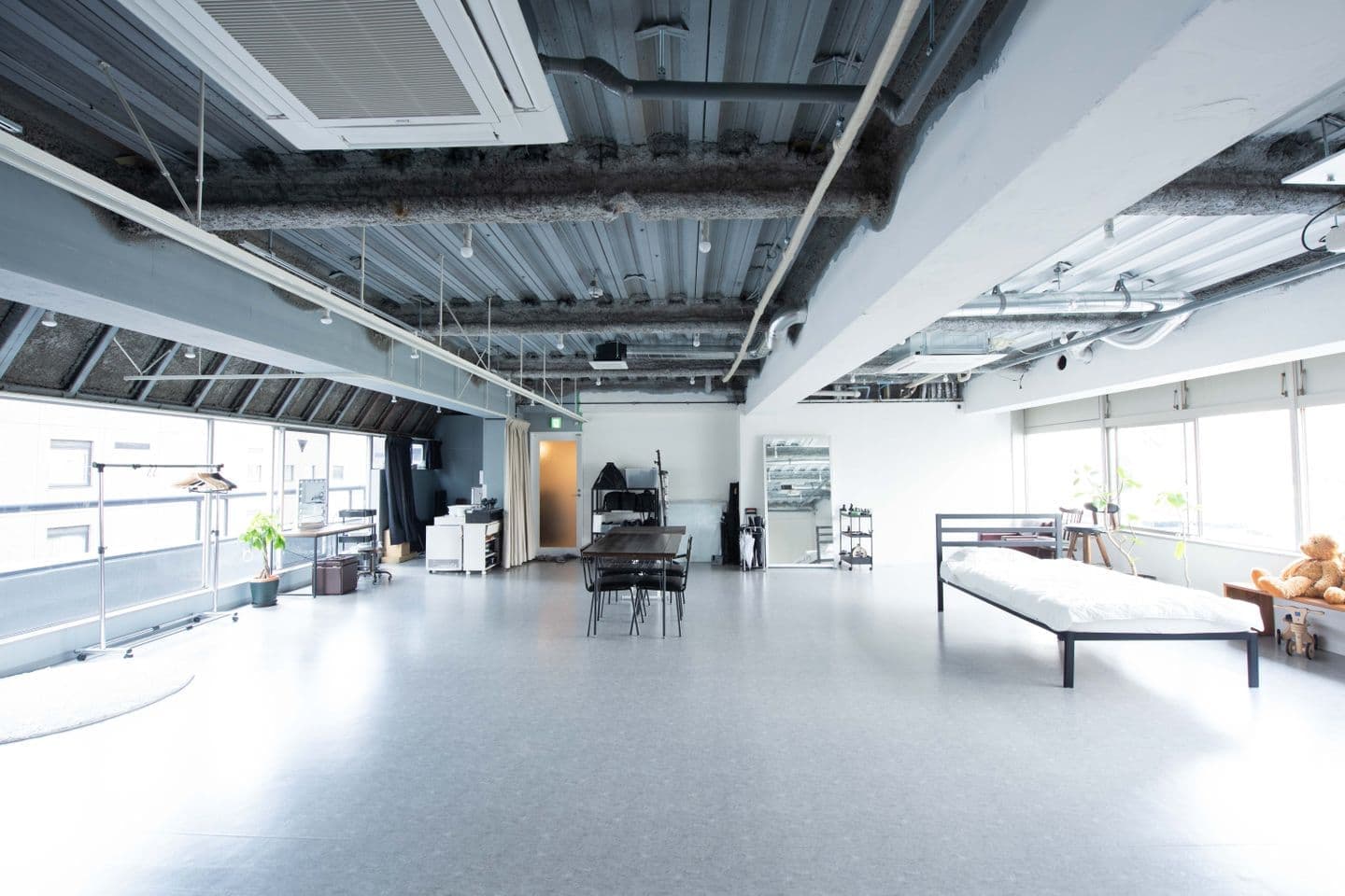 自然光が差し込む studio akegure(大阪市西区・中之島)の撮影スタジオ全景