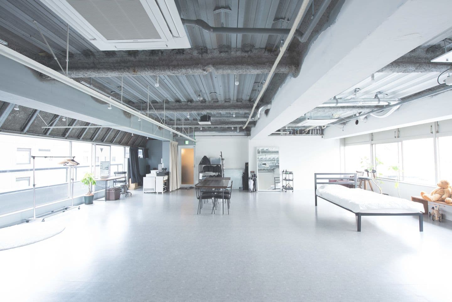 自然光が差し込む studio akegure(大阪市西区・中之島)の撮影スタジオ全景